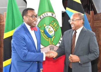 Rais wa Zanzibar na Mwenyekiti wa Baraza la Mapinduzi Dkt. Hussein Ali Mwinyi akiwa na Rais wa Benki ya Maendeleo Afrika (AfDB)  Dkt. Akinwumi Adesina Ikulu, Zanzibar.