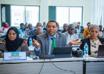 Waziri wa Fedha na Mipango,  Dkt. Mwigulu Nchemba akizungumza katika kikao cha ujumbe wa Tanzania kujadili agenda kabla ya kuanza kwa mkutano wa 42 wa Baraza la Mawaziri wa Kisekta za Biashara, Viwanda Fedha na Uwekezaji (SCTIFI) wa nchi wanachama wa Jumuiya ya Afrika Mashariki. Kushoto ni  Waziri wa Uwekezaji, Viwanda  na Biashara Dkt. Ashatu Kijaji na kulia ni  Katibu Mkuu, Wizara ya Fedha na Mipango, Dkt. Natu El-maamry Mwamba.