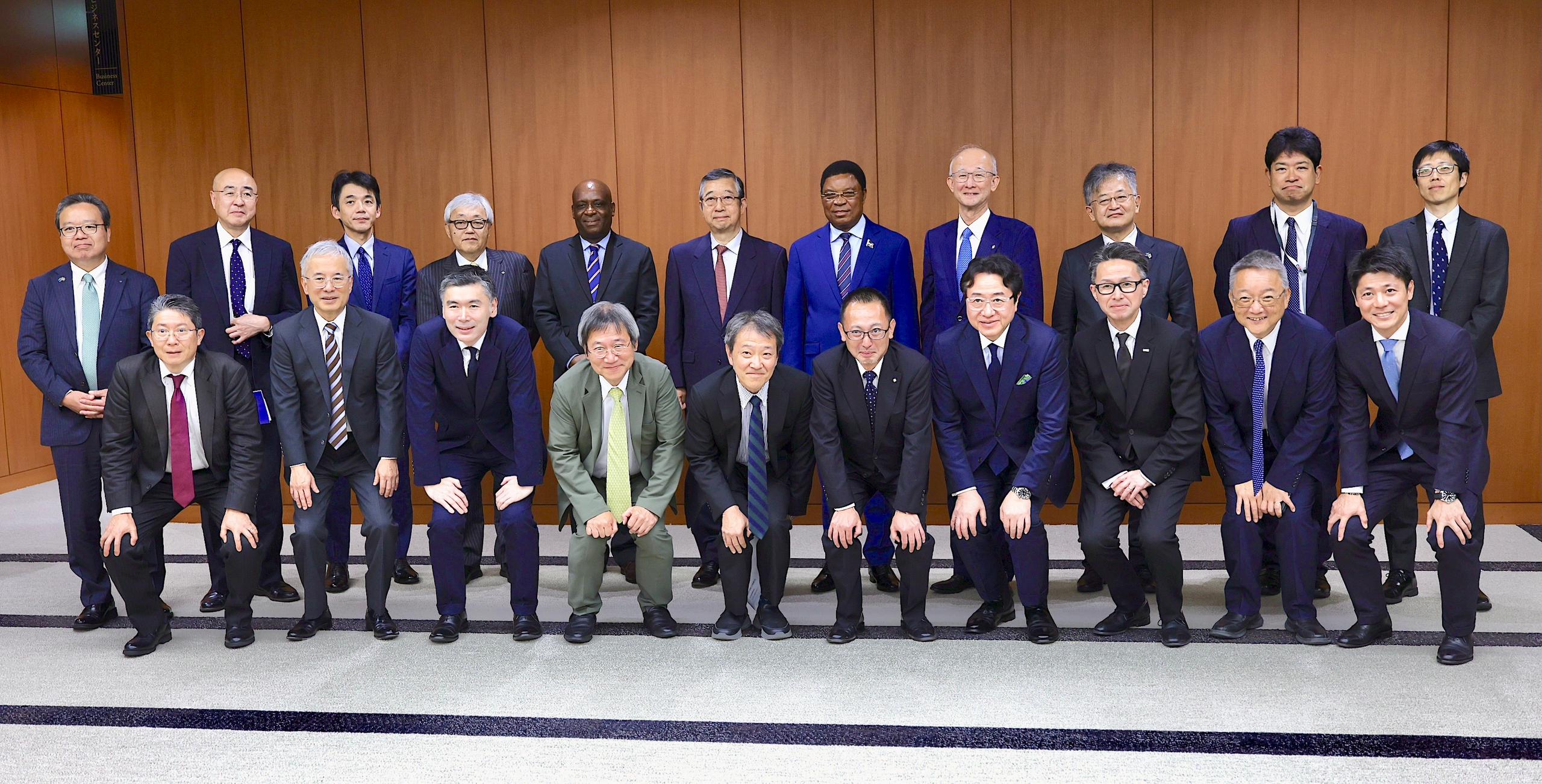 Waziri Mkuu Kassim Majaliwa (wa tano kushoto) akiwa katika picha ya pamoja na wawekezaji nchini Japan.