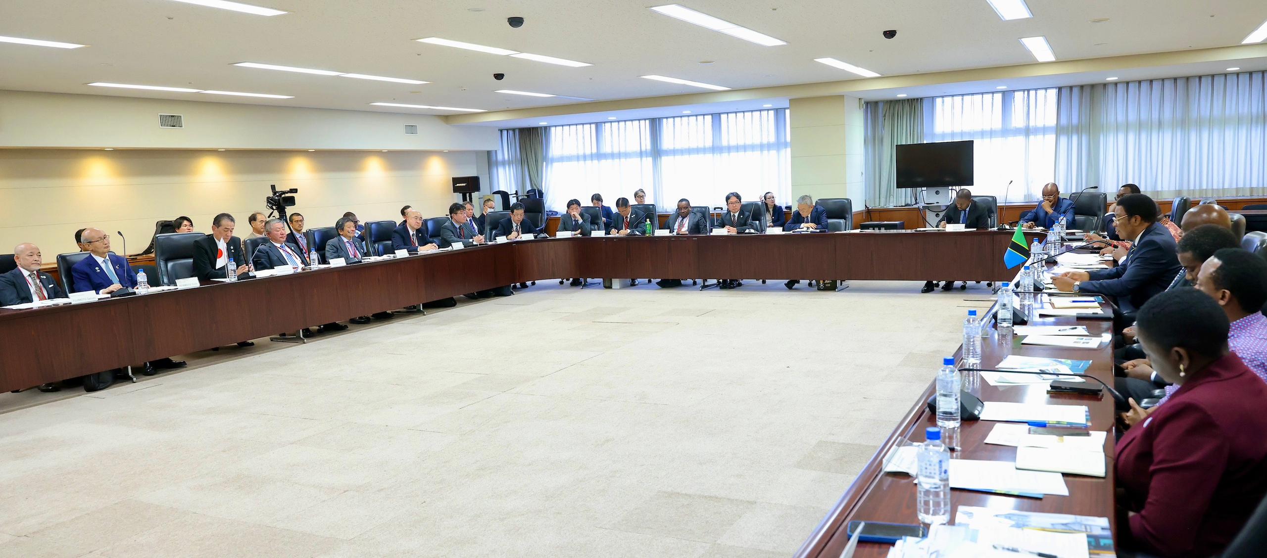 Waziri Mkuu Kassim majaliwa akiwa na wawekezaji nchini Japan.