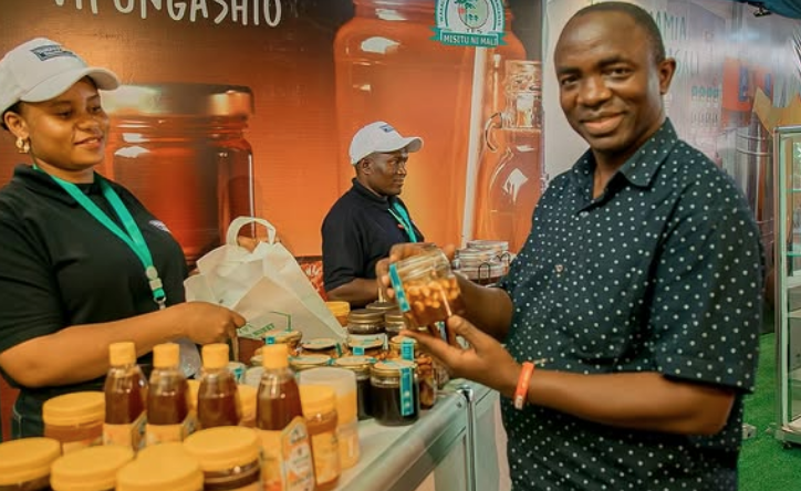 Wageni wafurika kuionja na kununua asali ya Tanzania maonesho ya Sabasaba